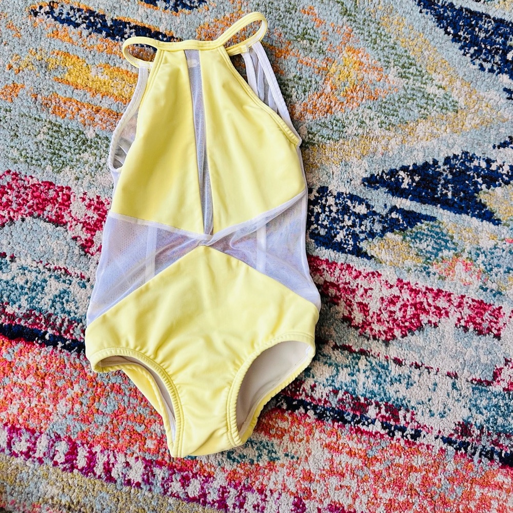 Pale yellow girls dance Leo